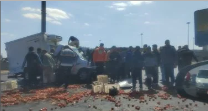 انقلاب سيارة نصف نقل محملة بالطماطم في العاشر من رمضان وإصابة 3 أشخاص